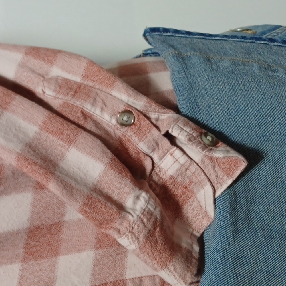 Universal Thread Button Down Size Med In A Beauti… - image 3